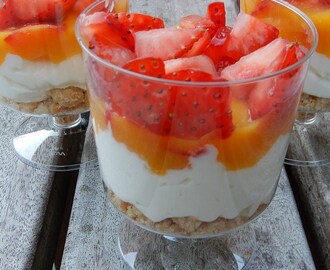 Trifle met mascarpone, Griekse yoghurt, aardbei, spritskoeken en mango – RECEPT - Burgertrutjes
