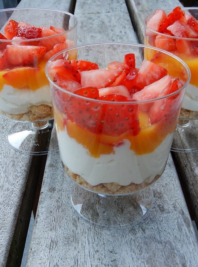 Trifle met mascarpone, Griekse yoghurt, aardbei, spritskoeken en mango – RECEPT - Burgertrutjes