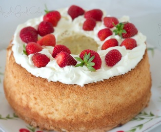 Angel food cake with strawberries and cream