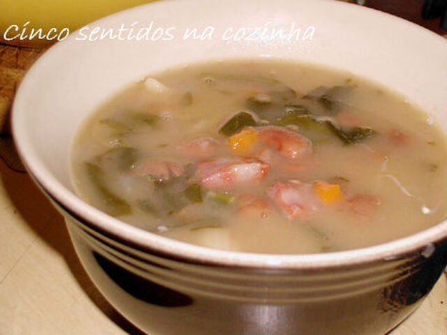 Sopa cremosa de Feijão Manteiga, Massa e Couve Portuguesa