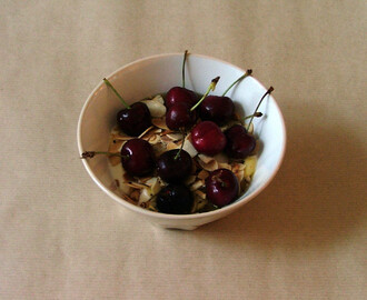 Iogurte, compota, amêndoas e cerejas / Yoghurt, jam, almonds and cherries