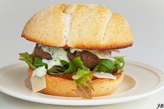 Italiaanse hamburger met basilicum-mayonaise