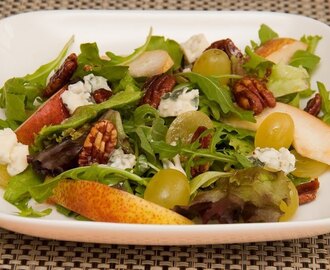 Salade met roquefort, druiven, peer en gekarameliseerde pecannoten