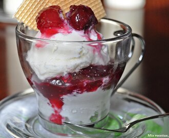 Helado de yogurt con mermelada de cerezas