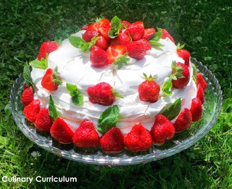 Gâteau meringué aux fraises et sirop de rose façon pavlova (Meringue cake with strawberries and rose syrup)