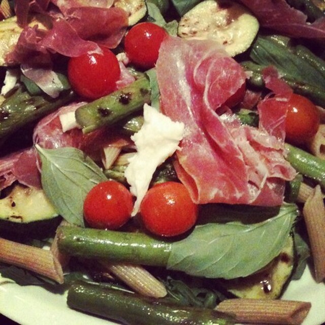 Salade met rauwe ham & gegrilde groenten