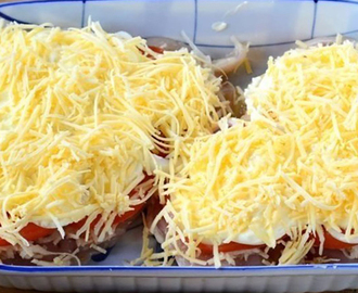 Kuracie prsia posype 100 g strúhaného syra a pridá 1 paradajku! Vznikne luxusné jedlo pre celú rodinu!
