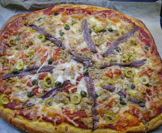 Pizza Casera de la A (Anchoas, Atún, Aceitunas y Alcaparras)
