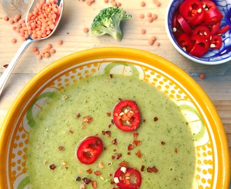 Voedende detox soep met rode linzen en broccoli