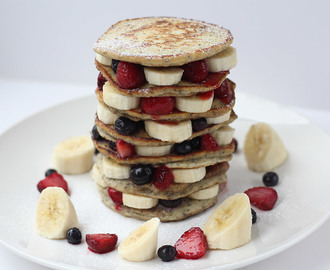 Pancakes veganos de chía con bananas, arándanos y frutillas