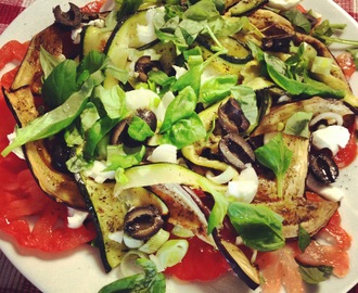 Salade met buffelmozzarella, coeur de boeuf tomaten, aubergine en courgette