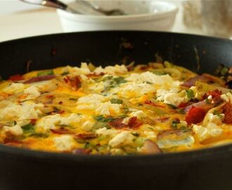 Ovnsstekt omelett med feta og chorizo