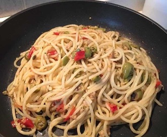 Spaghetti tonno,olive,capperi,pomodorini 