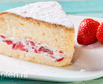 Luchtige cake met aardbeien