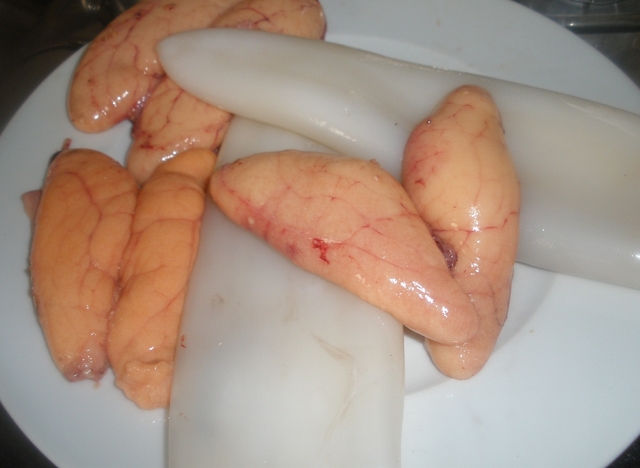 Calamares rellenos de huevas con salsa al pimentón