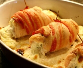 Sajtos csirkemell baconbe tekerve, csodás étel 30 perc alatt! Az olvadozó sajt nagyon csábító! :)