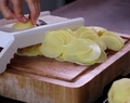 Hon skivar 1 kg potatis och lägger dem i en muffinsform. När de kommer ut ur ugnen? WOW!