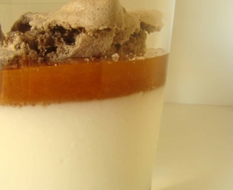 Postre 3 estaciones: panna cotta de yogurt, mermelada de ciruelas y merengue de cacao