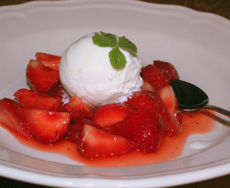 Limemarinerte jordbær med vaniljeis