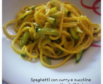 Spaghetti al curry con zucchine
