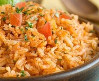 Receita de Arroz Vermelho Mexicano, O arroz vermelho é uma receita típica do México e combina muito bem o arroz com outros ingredientes deliciosos como o feijão, o tomate e a carne de frango.
