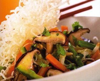 Salteado de verduras y fideos de arroz