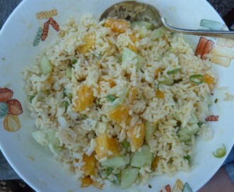 Rijstsalade met mango en tilapiafilet van de barbecue