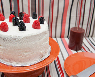 Layer cake de chocolate blanco y frutos rojos