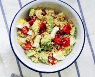 Πεντανόστιμη σαλάτα με κινόα, αβοκάντο και αυγά για όσους κάνουν δίαιτα