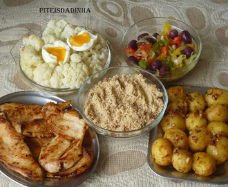 BATATINHAS PICANTES c/flé de frango grelhado, farofa e salada