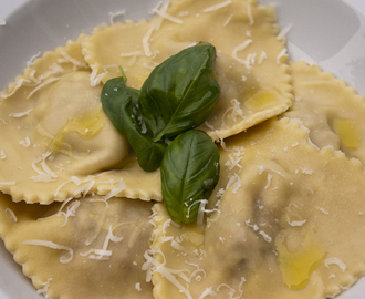 Gevulde pasta: Ravioli met prociuto, zongedroogde tomaten, basilicum en mozarella. The naked chef (Jamie Oliver)