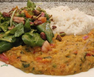 Gekruide dhal met rijst & spinaziesalade met abrikozen, rode ui en amandelen (vegetarisch)
