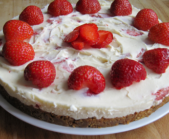 No-Bake Strawberry and White Chocolate Cheesecake