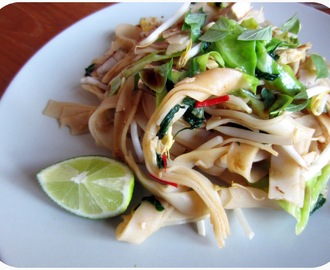 Pad thai med spinat og spidskål