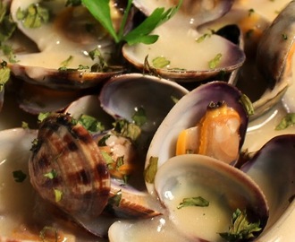 Almejas en salsa, Calamares y Gambas a la plancha... unas delicias muy mediterráneas