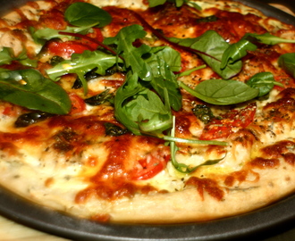 Kylling, basilikum og tomat pizza