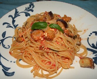 Spaghetti con ricotta y berenjena