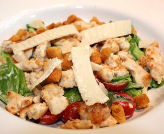 Caesar salade met krokante kip en croutons