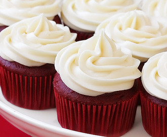 RED VELVET CUPCAKES WITH CREAM CHEESE FROSTING!