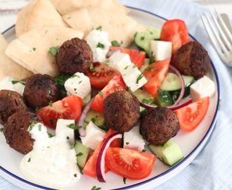 Griekse gehaktballetjes met Salade en Pita