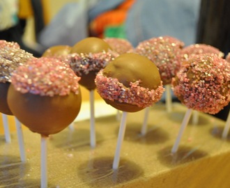 Cake poppin for a worthy cause : Chocolate cake pops.
