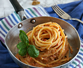 Spaghetti alla Crema di peperoni, robiola e noci