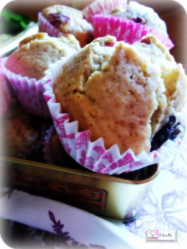 Muffins de chocolate blanco con moras y frambuesas