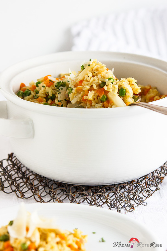 Einfaches One Pot Gericht: Gemüsereis mit Spargel und Parmesanhobel {Ein Gastbeitrag von Madame Rote Rübe}