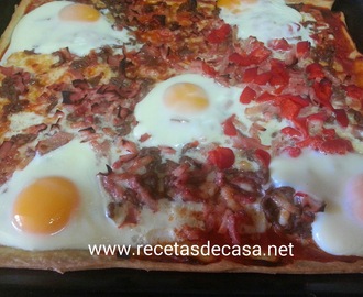 Pizza de carne picada, bacon y huevos