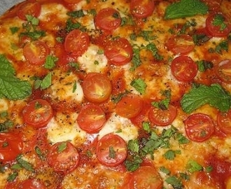 Pizza Integral Con Tomates, Mozzarella y Albahaca