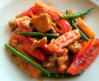 Thai-inspirert red curry wok