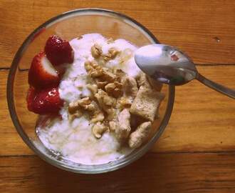 Desayuno saludable y nutritivo: frutillas, yogurt y más