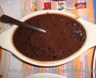Sopa brasileña de frijol negro