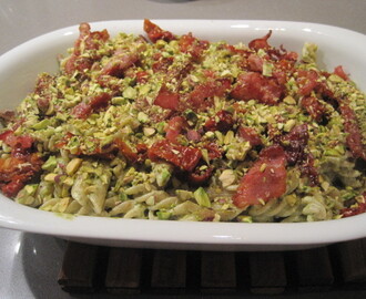 Kremet pasta med pistasjenøtter, soltørkete tomater og bacon